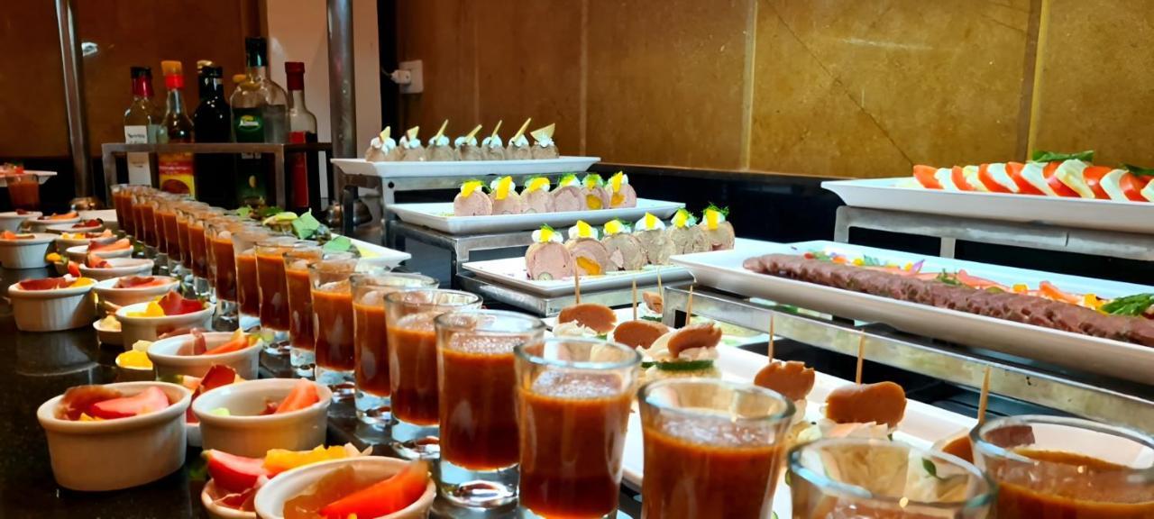 Retac Qunay Dahab Resort & Spa Екстериор снимка A buffet at a hotel