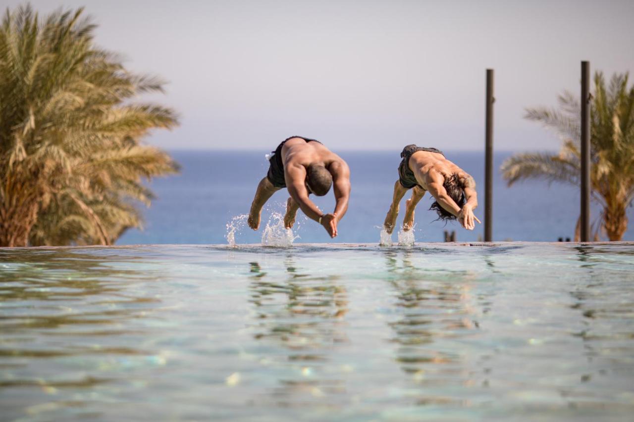Retac Qunay Dahab Resort & Spa Екстериор снимка Two men diving into a pool